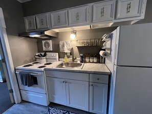 Fridge, microwave, oven, stovetop - Cozy Court Street #3 Steps from Everything! (Fayetteville)