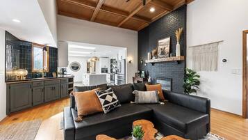 Télévision, cheminée, livres, espaces bureaux