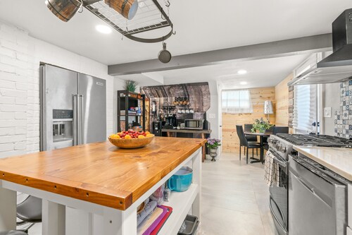 Gorgeous basement apt. w/chef kitchen, SPA bath, movie theater, hot tub & sauna