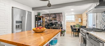 Gorgeous basement apt. w/chef kitchen, SPA bath, movie theater, hot tub & sauna