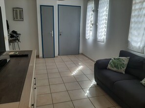 Smart TV, books - Appartement F2 Zen, à Proximité de la mer (Les Trois-Îlets)