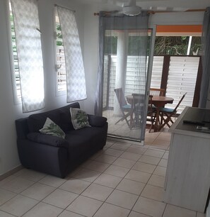 Smart TV, books - Appartement F2 Zen, à Proximité de la mer (Les Trois-Îlets)