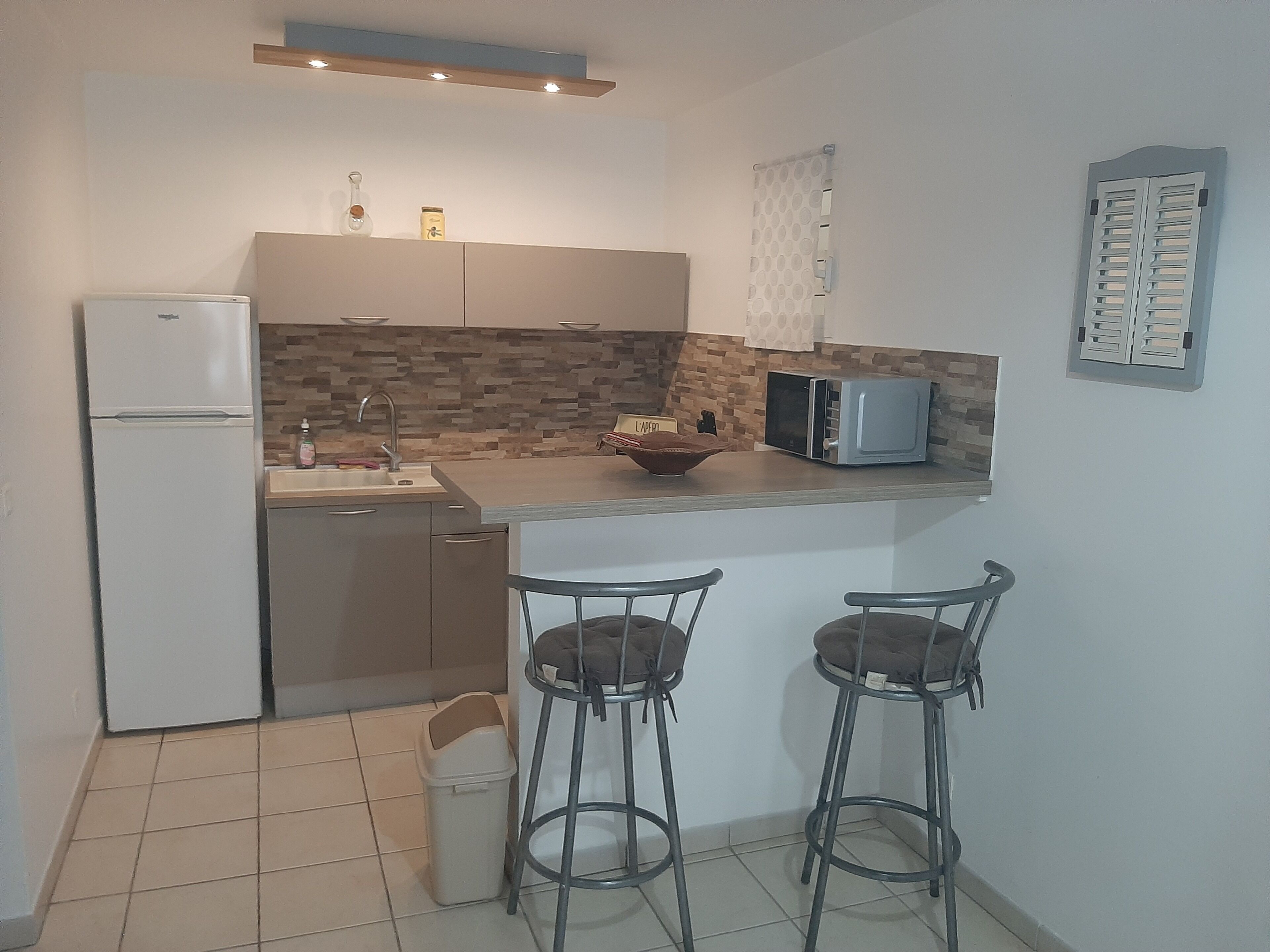 冷蔵庫、電子レンジ、オーブン、コンロ