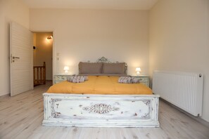 2 bedrooms, in-room safe, iron/ironing board, free WiFi