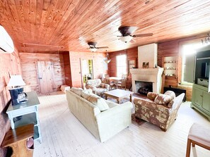 Smart TV, fireplace, books - Beachfront 3bed 2bath sleeps 8. ‘25 amenity pass, linens included. (Edisto Island)