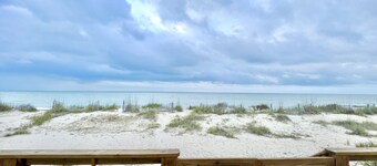 Beachfront 3bed 2bath sleeps 8. ‘25 amenity pass, linens included.