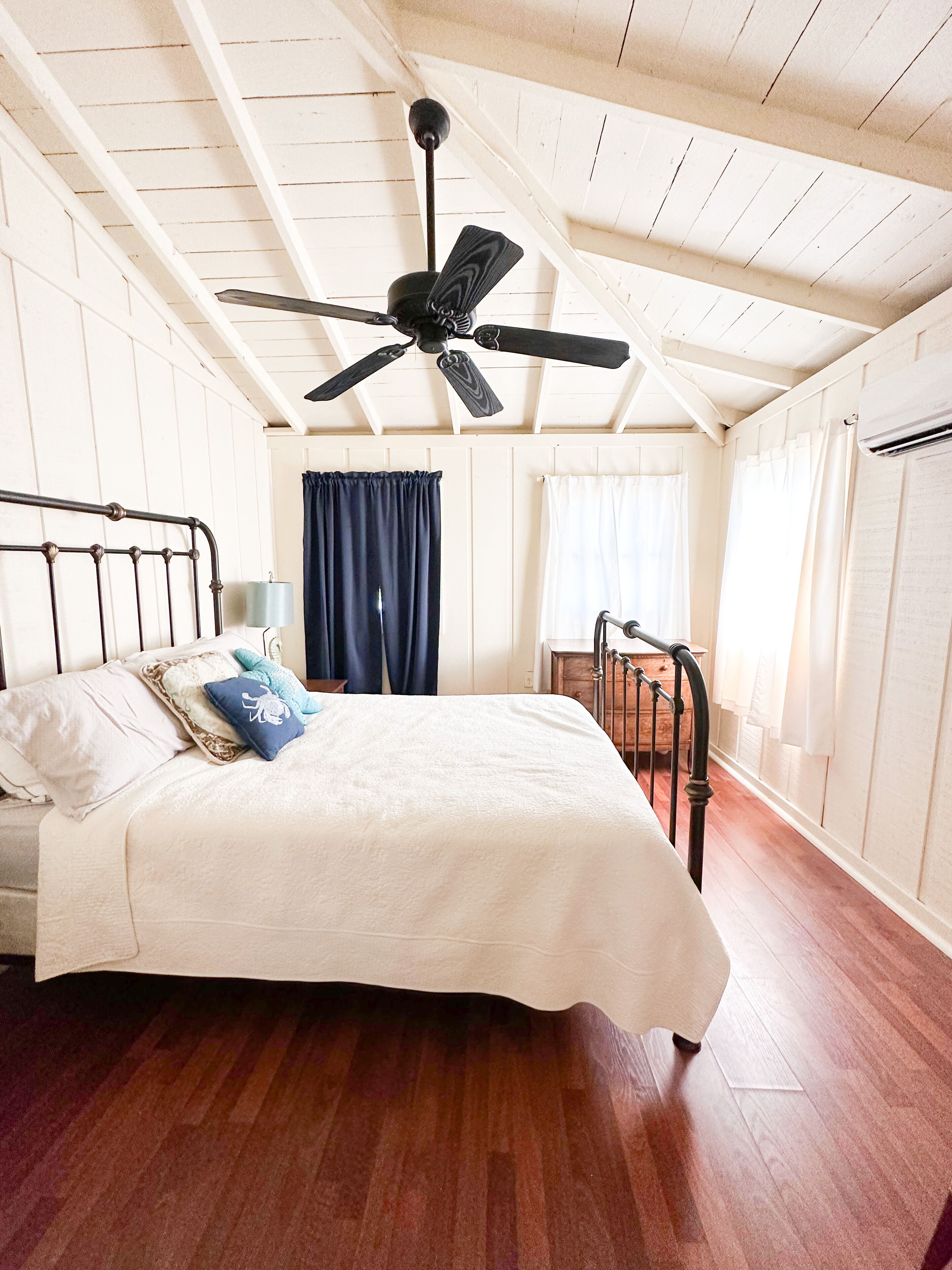 3 bedrooms, travel crib, WiFi, bed sheets