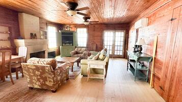 Una Smart TV, una chimenea, libros