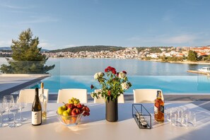 Outdoor dining - Beachfront Villa Milka with Pool (Okrug Gornji)