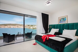 5 bedrooms, soundproofing, iron/ironing board, free WiFi - Beachfront Villa Milka with Pool (Okrug Gornji)