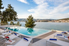 A heated pool - Beachfront Villa Milka with Pool (Okrug Gornji)