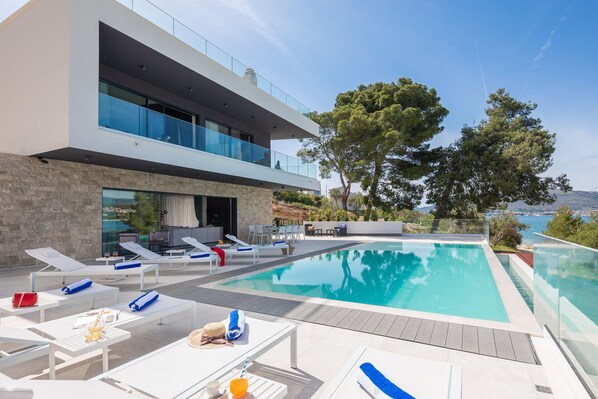 A heated pool - Beachfront Villa Milka with Pool (Okrug Gornji)