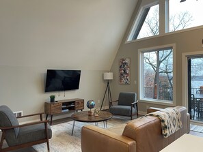 TV, ping pong - Eagles Landing at Station 46 (Gravois Mills)