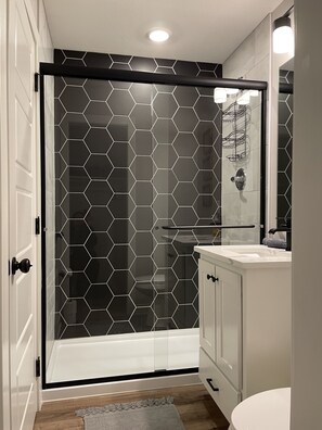 Bathtub, hair dryer, towels - Eagles Landing at Station 46 (Gravois Mills)