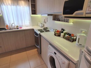 Mikrowelle, Ofen, Wasserkocher mit Kaffee-/Teezubehör, Wasserkocher