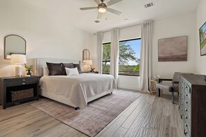 3 chambres, bureau, fer et planche à repasser, lit de bébé portatif