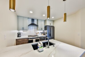 Een koelkast, een magnetron, een oven, een kookplaat