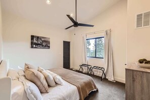 1 habitación, escritorio, tabla de planchar con plancha y cuna de viaje