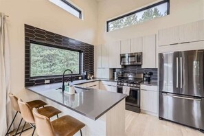 Frigorífic, microones, forn i placa de cuina 