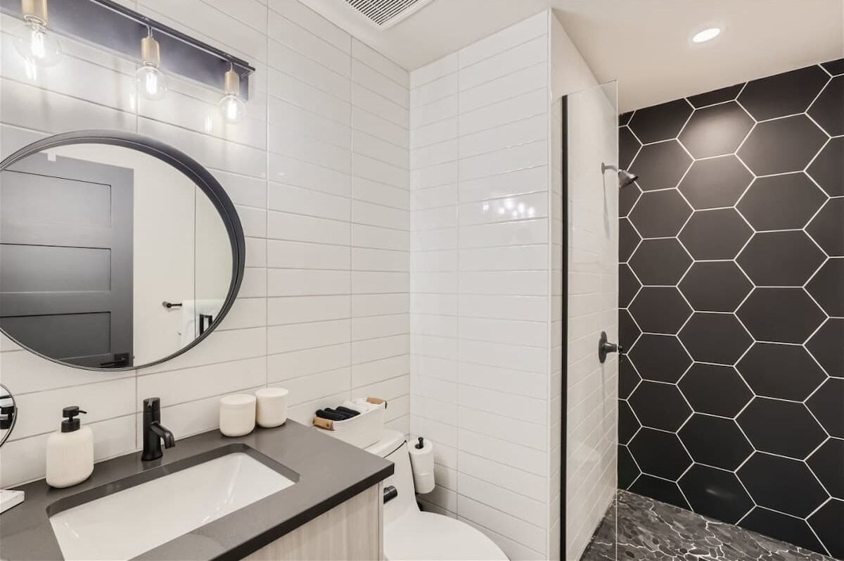 Douche, sèche-cheveux, serviettes fournies