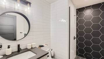 Douche, sĂšche-cheveux, serviettes fournies