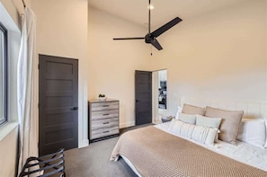 1 chambre, bureau, fer et planche à repasser, lit de bébé portatif