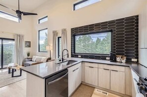 Réfrigérateur, four à micro-ondes, un four, surface de cuisson