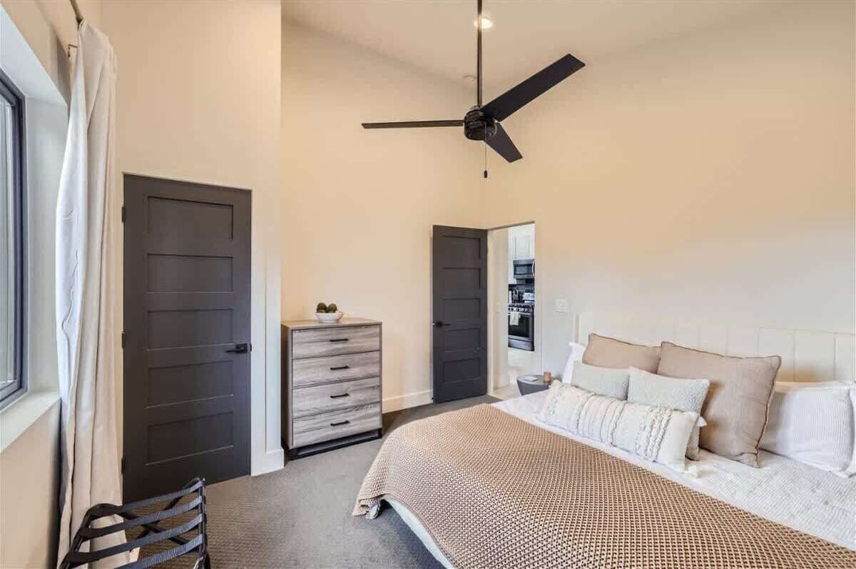 1 chambre, bureau, fer et planche à repasser, lit parapluie