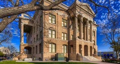 The Oak on 6th Walk to the Historic Square