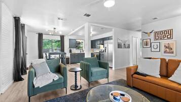 Een televisie en een kantoor