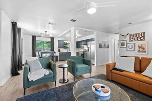 Een televisie en een kantoor