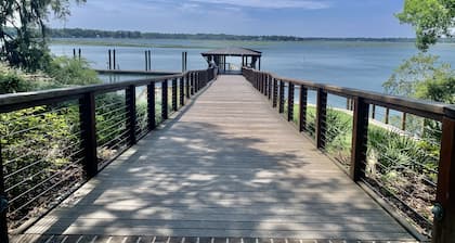 "Nauti-Jayne" coastal cottage in Historic Old Town Bluffton