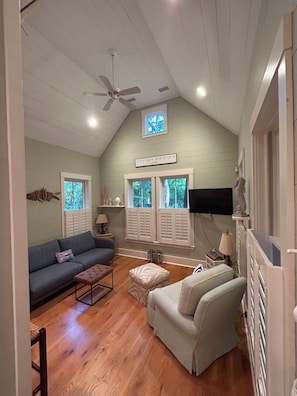 Smart TV - "Nauti-Jayne" coastal cottage in Historic Old Town Bluffton (Bluffton)