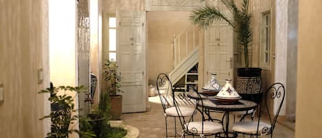 ファミリー 4 人部屋 | 客室ごとに異なる装飾、デスク、防音設備、WiFi (無料)