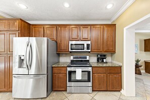 Microwave, oven, stovetop, dishwasher - 4br House-Backyard -Pet-friendly-Bay Acess -W-fi (Gulf Shores)