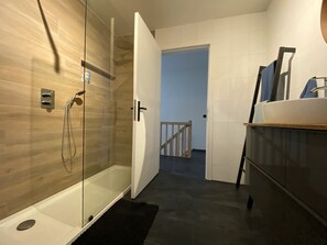Een douche, een haardroger, handdoeken, zeep