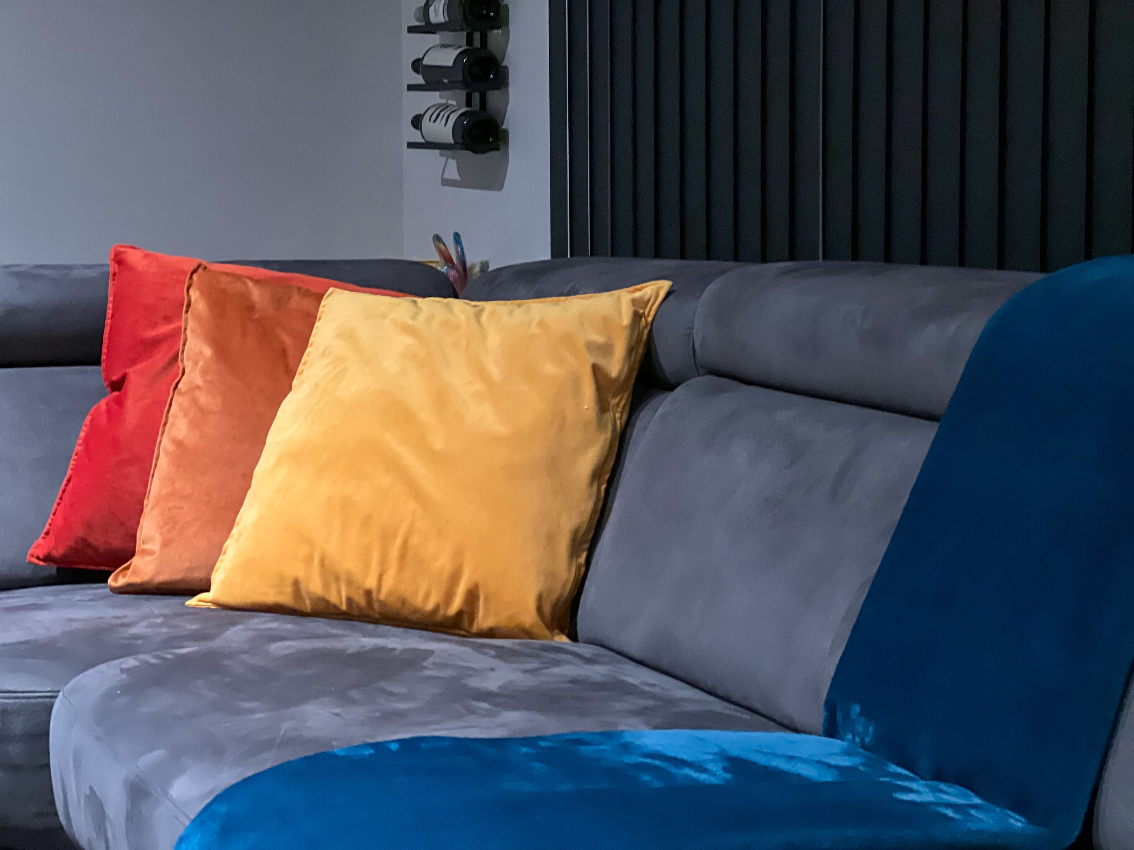 Un canapé moderne agrémenté de plusieurs coussins de différentes couleurs.