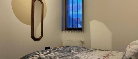 4 chambres, coffres-forts dans les chambres, bureau