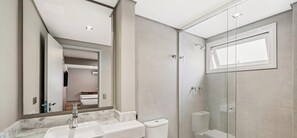 Classic Apartment | Bathroom | Shower, hair dryer, towels, soap - Edifício Congonhas Aeroporto (São Paulo)
