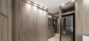 Una cocina moderna con armarios de madera y un refrigerador de acero inoxidable.