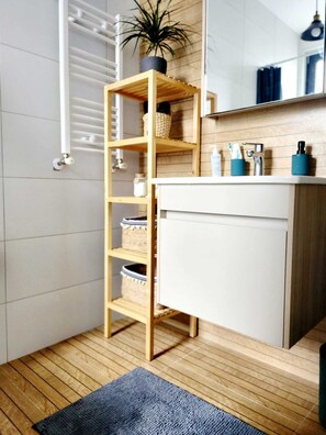 Regadera, secadora de cabello, toallas, jabón 