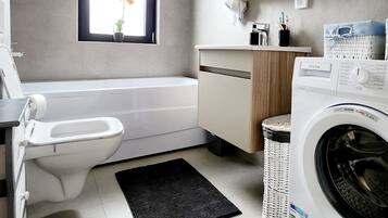 Een douche, een haardroger, handdoeken, zeep
