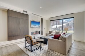 Smart TV, fireplace, video games, DVD player - LIFT 307 | Ski-In/Out | Near Pool Deck | Mountain View | Kitchen | Hot Tub | Pool | Great Amenities (Park City)