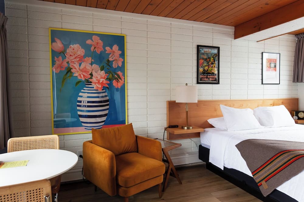 The Sierra Motel