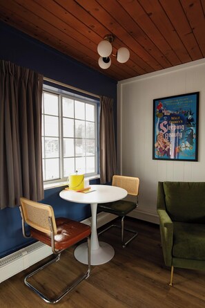 Phòng phong cách cổ điển, 1 giường cỡ queen | Khu phòng khách | TV 