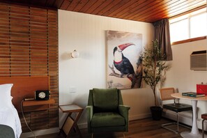 Habitación clásica, 1 cama Queen size | Área de sala de estar | Televisión 