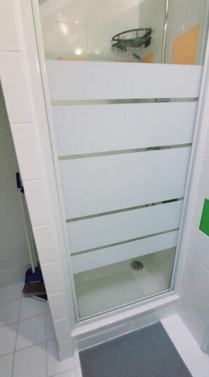 Een douche, een haardroger, handdoeken, toiletpapier