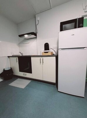 Een koelkast, een oven