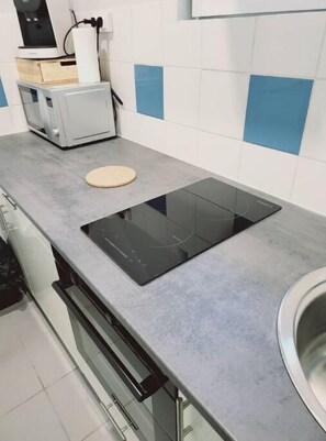 Réfrigérateur, micro-ondes, four