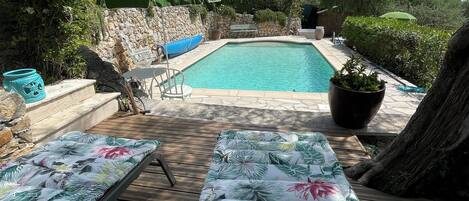 Una piscina al aire libre de temporada